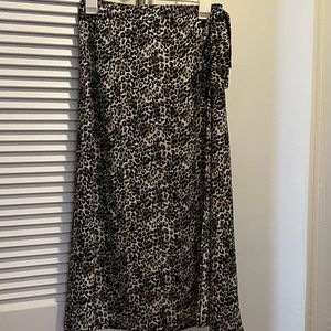 High-waisted wrap skirt. Midi length. Leopard print.